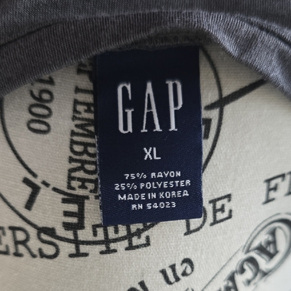 GAP Charcoal Sleeveless Muscle Tee - Picture 2 of 3